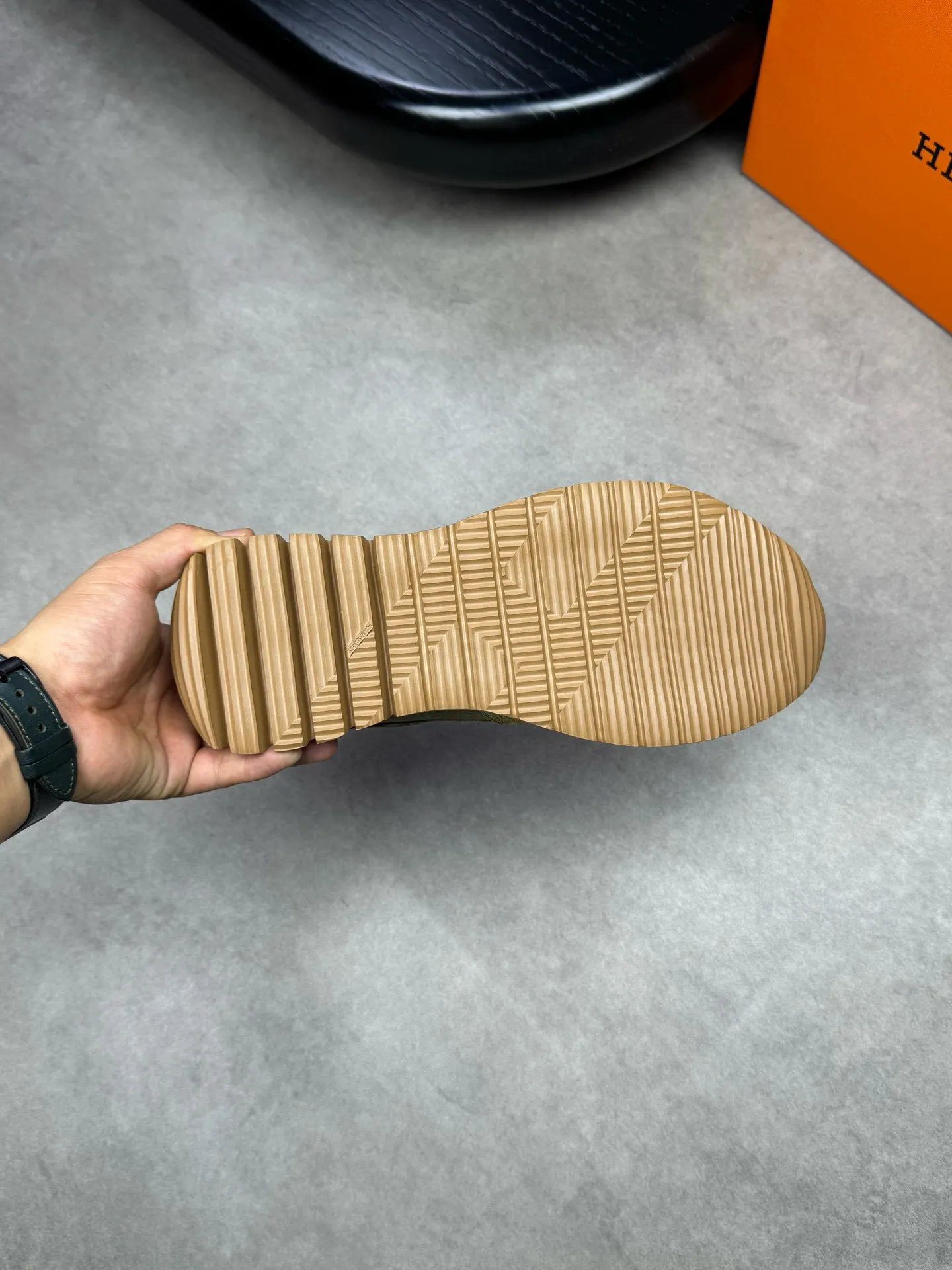 [HERMES] Hermes men's shoes 💰: 800💰 - High-end quality original items 🔍🔍🔍 casual sports shoes - Upper: 🔝 pebbled calfskin, suede calfskin, shoe body forged ´H´ totem, tongue webbing injection molded brand logo - Lining: brand canvas, foot pads; water-dyed cowhide -Outsole: Ultra-light T men's shoes 💰U foam; two-color molded outsole -Ultra-high quality control and fine workmanship: highlighted (high-end, extravagance, grade) -Size: 38-44 (45, can be customized)